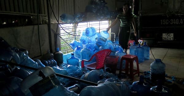 Cận cảnh quy trình 'hô biến' nước mương thải thành nước uống đóng bình 2 Dung-nuoc-muong-o-nhiem-san-xuat-nuoc-tinh-khiet-gia-re-thumb-1